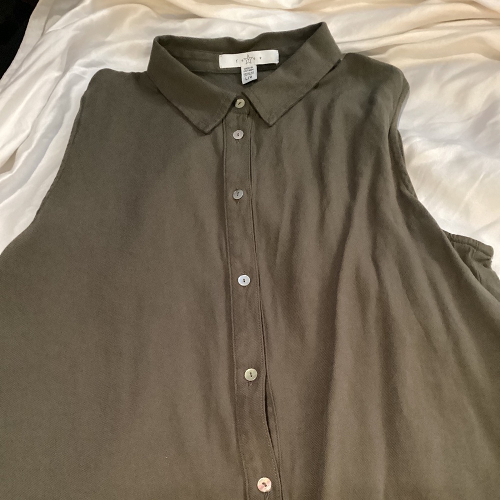 Fever Sleeveless Button up Top, Size L